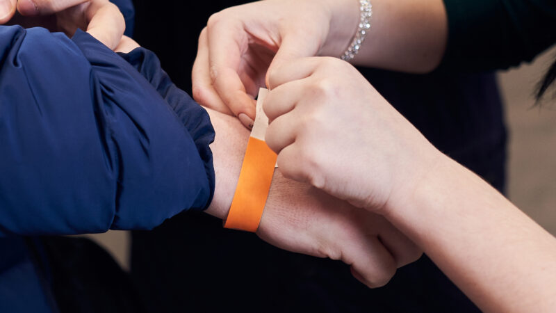 ¿Por qué promocionar tu evento con pulseras personalizadas?